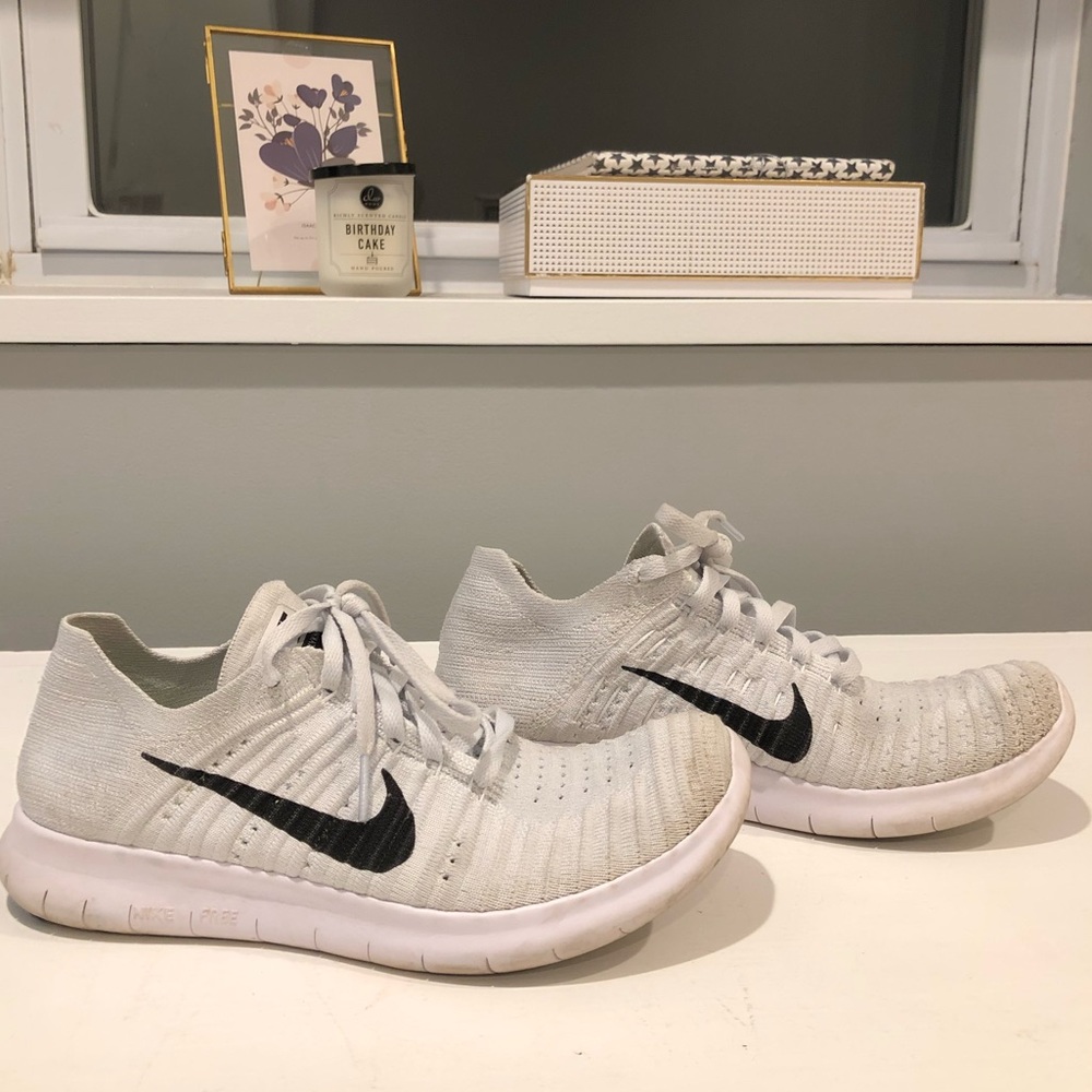 White NIKE Sneaker